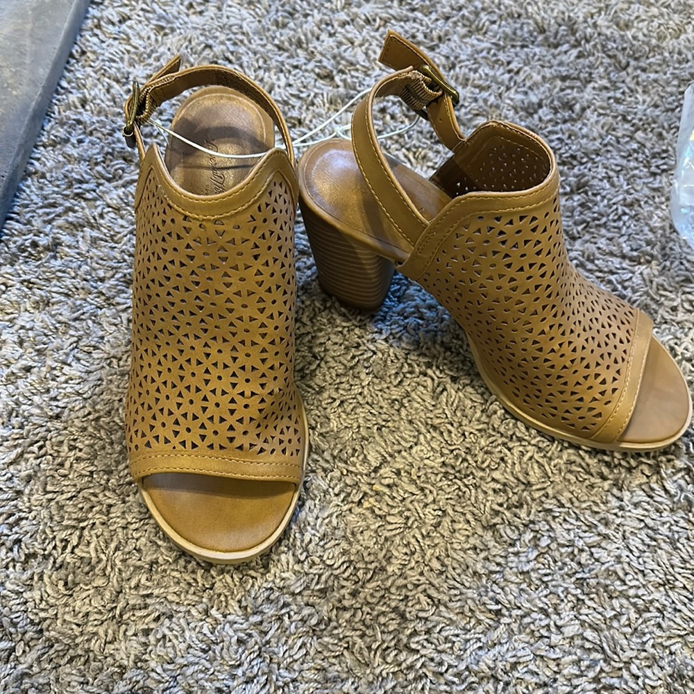 BRAND NEW. Brown heels